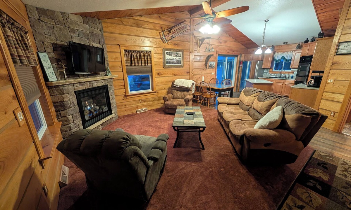 Great Valley Cabin | Golf, Relax, Repeat – Cabin Close to the Golf Course & Downtown EVL