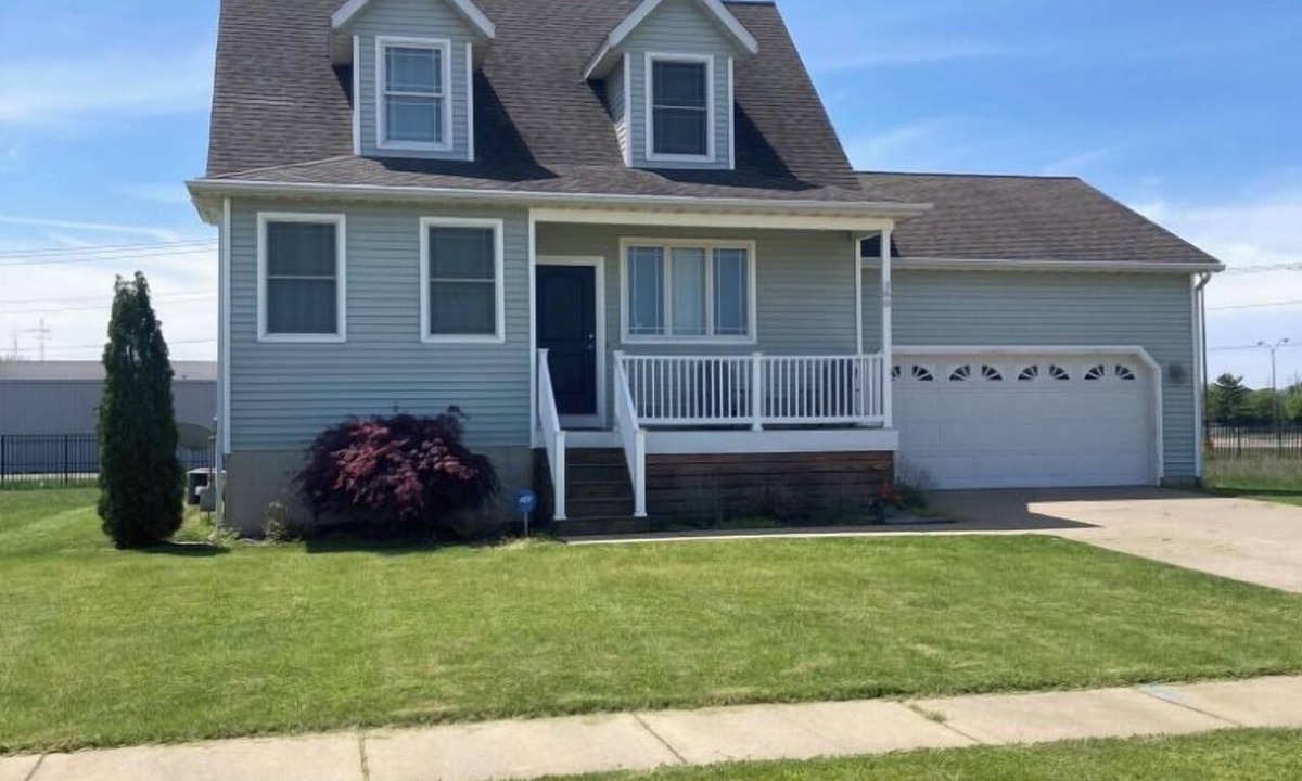 Benton Harbor House | Harbor Escape- Minutes to beaches, Arts District, Harbor Shores & St Joseph