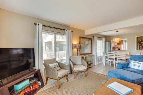 Oceanmarsh Subdivision House | Harbor Island Condo with Deck - Steps to Beach!