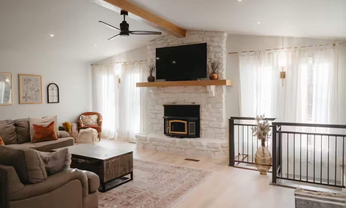 Rogers Cottage | Hilltop Haven - Cozy and Private 3-bedroom Cottage close to Downtown Rogers