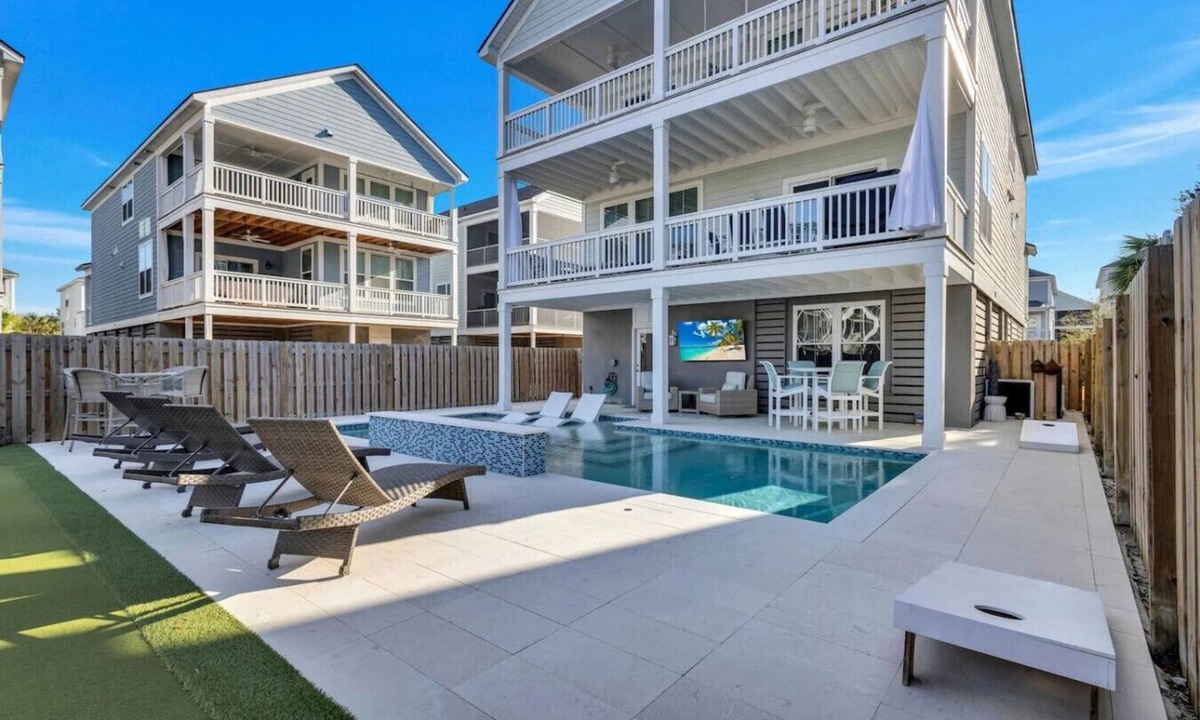 Palmetto Dunes House | Hilton Head Coastal Compound | Pool Putting Green