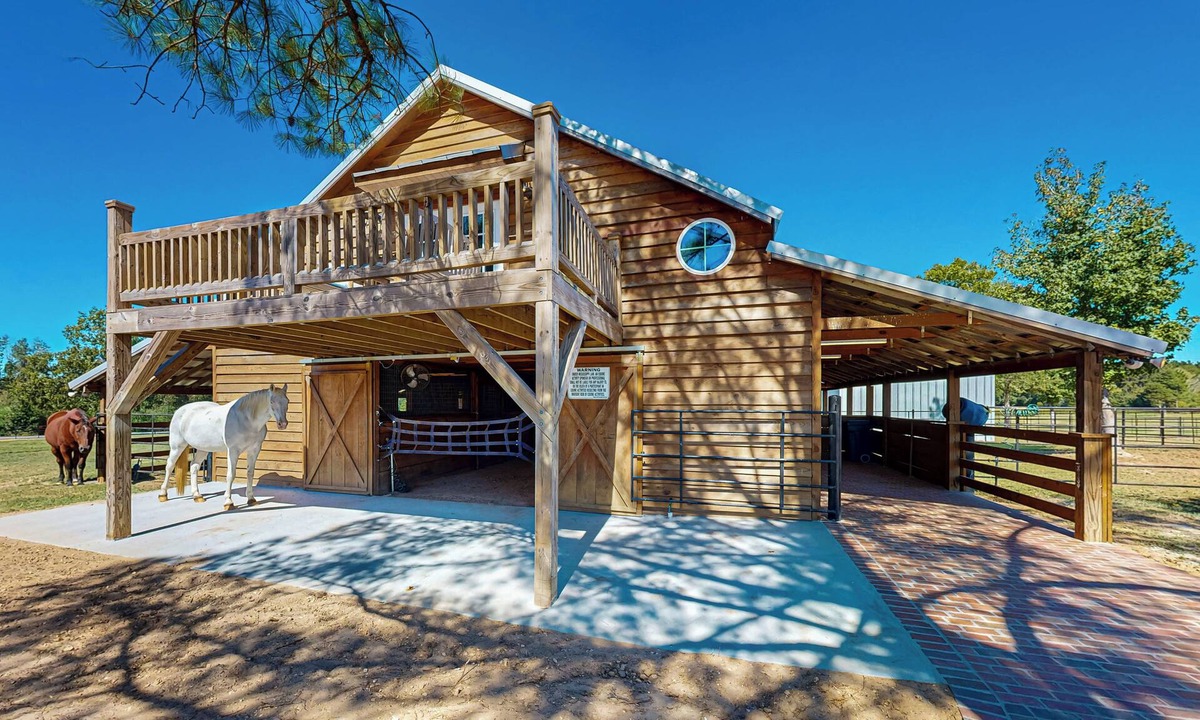 Tylertown Apartment | Historic Barn in Mississippi: Equestrian Getaway!