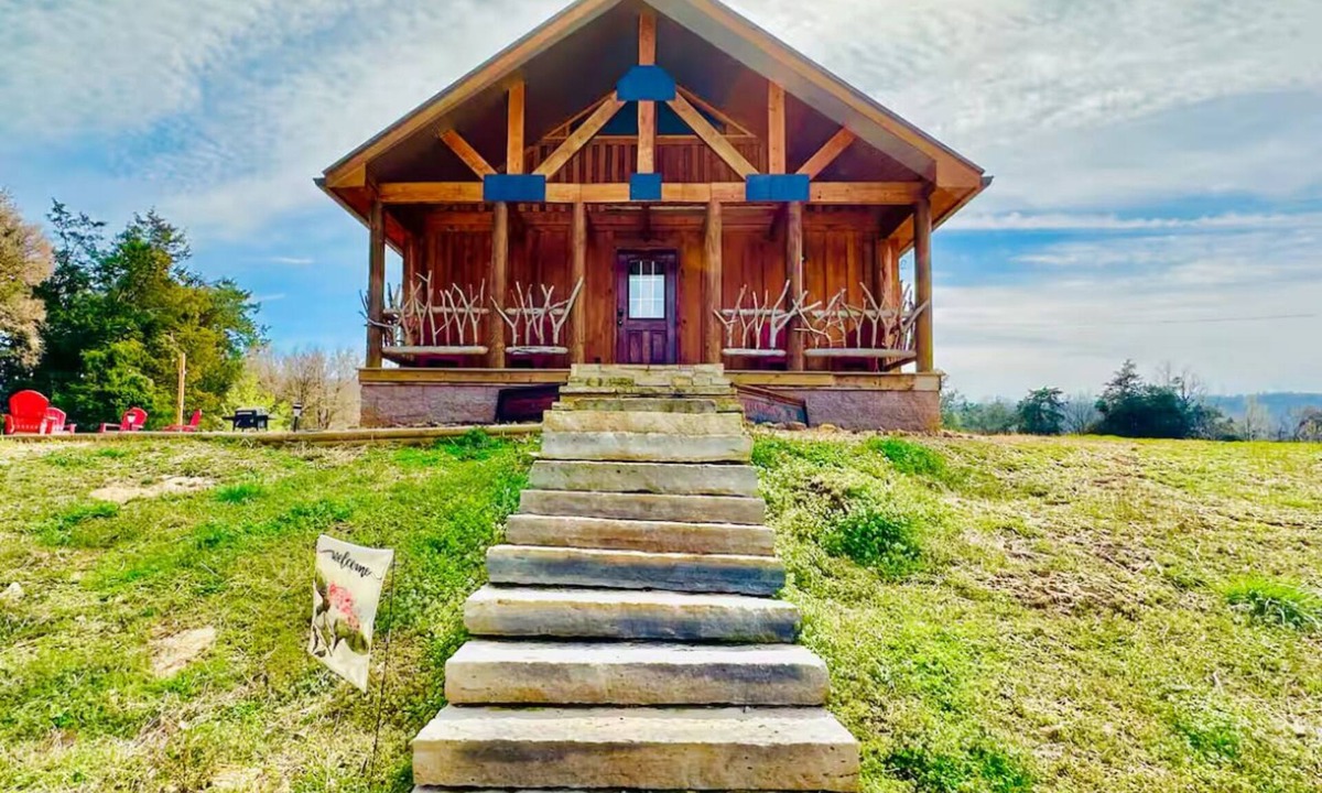 Newnata Cabin | Homestead cabin on the hill with outdoor movie projector