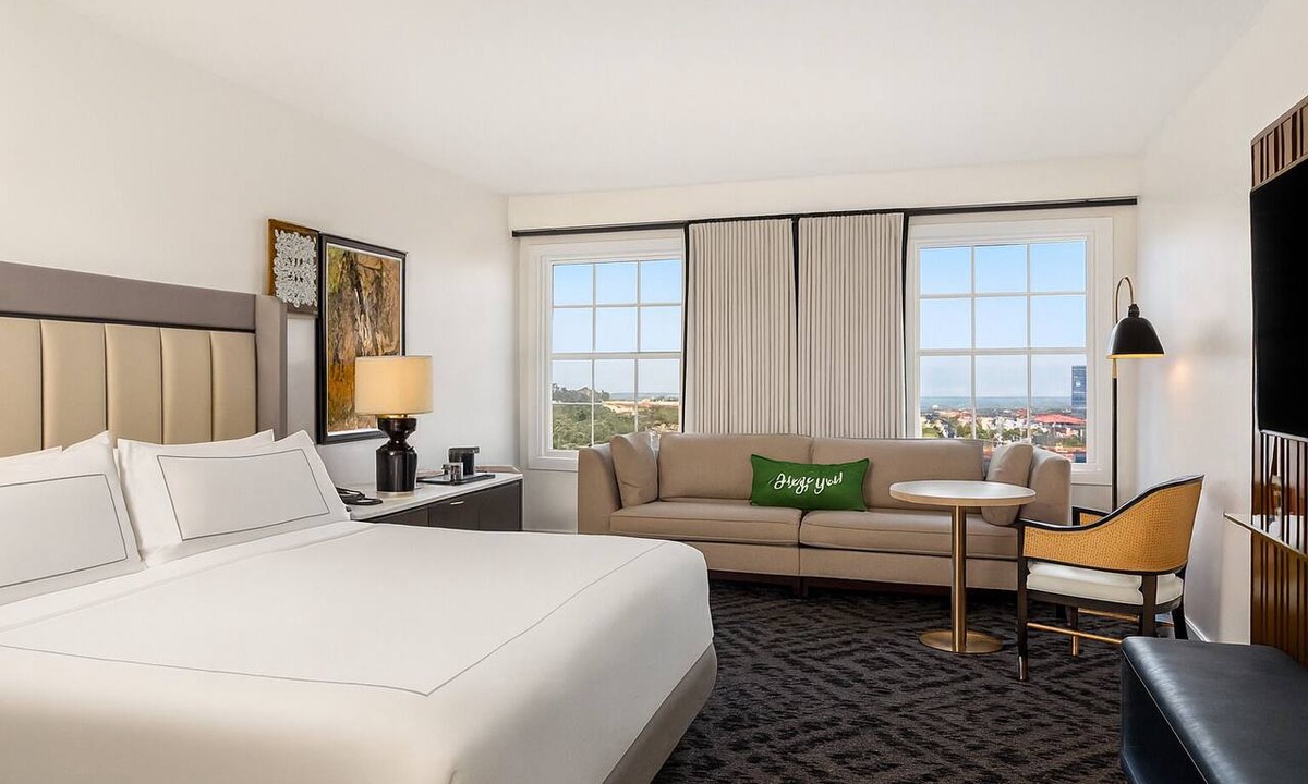 Charleston Historic District Hotel | In the Heart of Downtown Charleston! Walk to King Street, w/Outdoor Pool