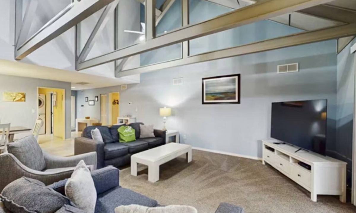 Palmetto Dunes Villa | Inviting Palmetto Dunes condo w/pool, private W/D & deck near beach & golf