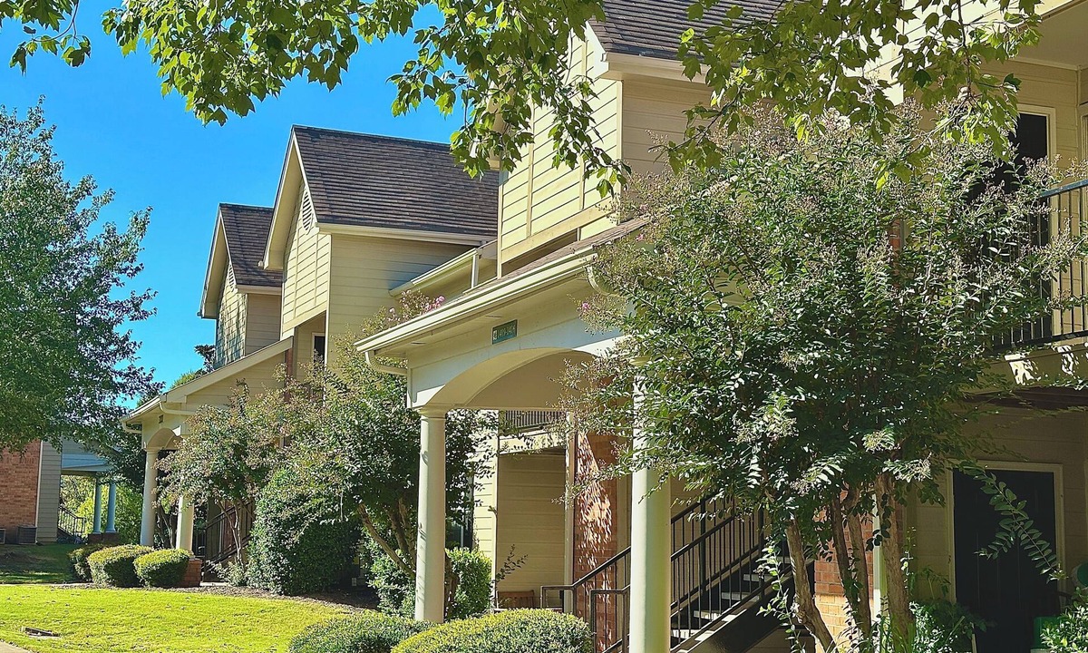 Hernando Apartment | KING BED W/POOL, Pet Friendly, Fitness Center, Seconds from INTERSTATE, FREE Parking