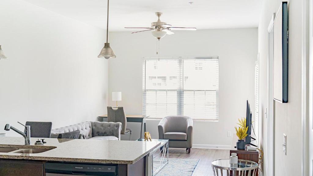 Bloomingdale Apartment | Landing Spectacular 2BD Pool Gym