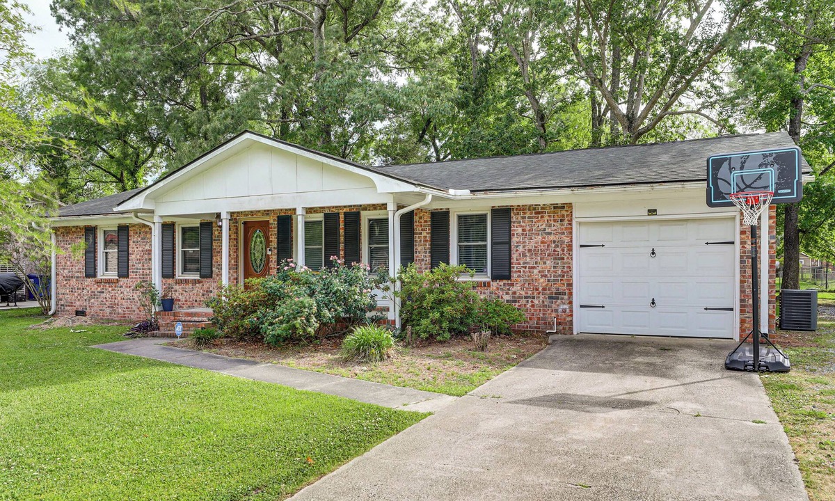 Ladson House | Large Yard & Fire Pit! Pet-Friendly Home in Ladson