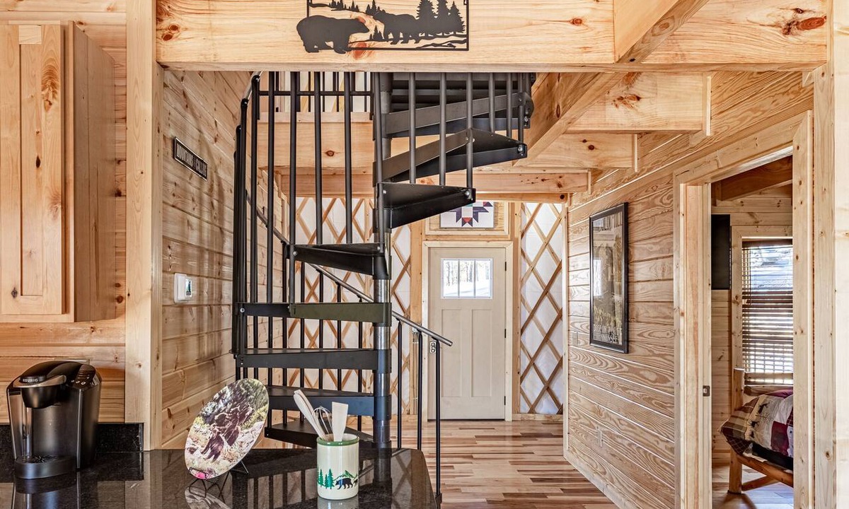 Pigeon Forge Cabin | Lush Comfort, great for couples or small family, Huge Deck w/Privte Hot Tub