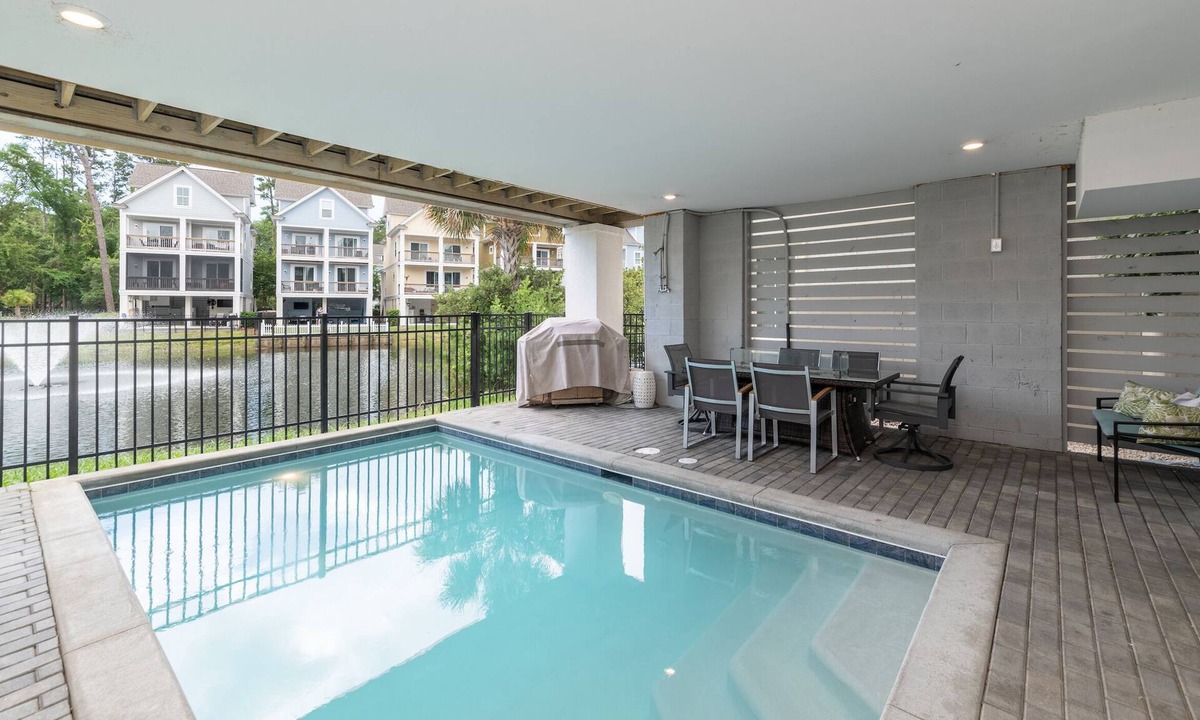 Folly Field House | Luxe Family Gem-FREE Heated Pool~Walk to Beach~BBQ