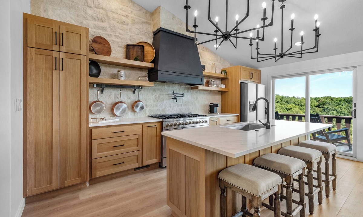 Prairie Creek House | Luxury Beaver Lake Retreat- 1 min Prairie Creek Marina - 5 mins to DT Rogers