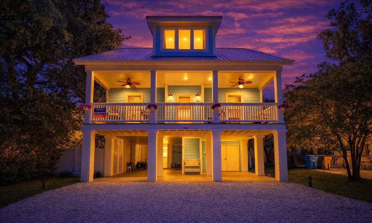 Savannah Beach House | Luxury Tybee Beach House: Dual Decks & Gear Sleeps 10
