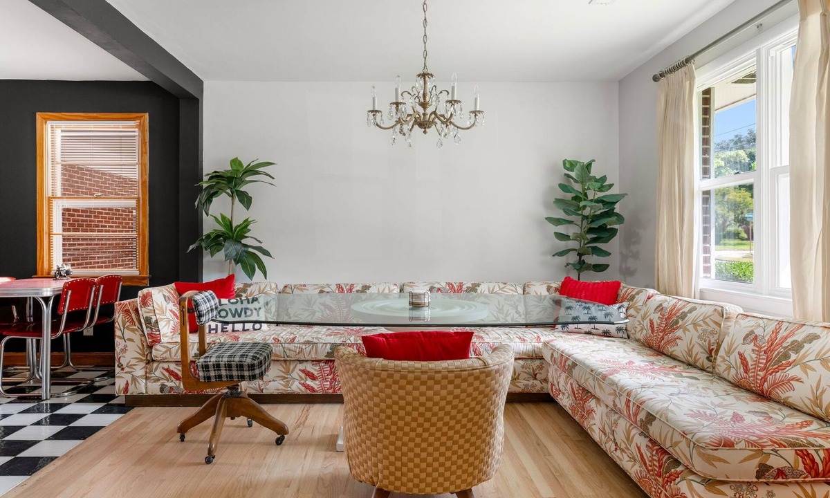 North Charleston House | Magnolia Retreat: Karaoke, Movie Nights & Backyard