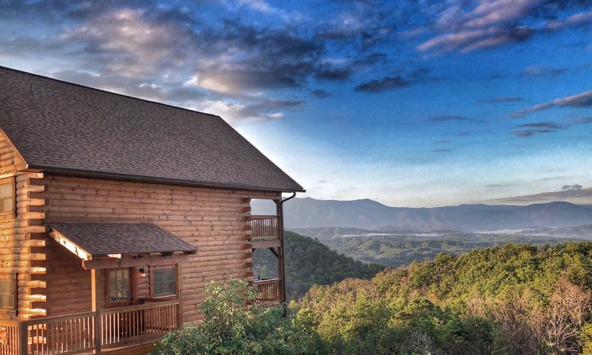 Sevierville Cabin | MAJESTIC MTN views! 2BR2BA 12 min to PWY HotTub GAME ROOM! Fast internet!