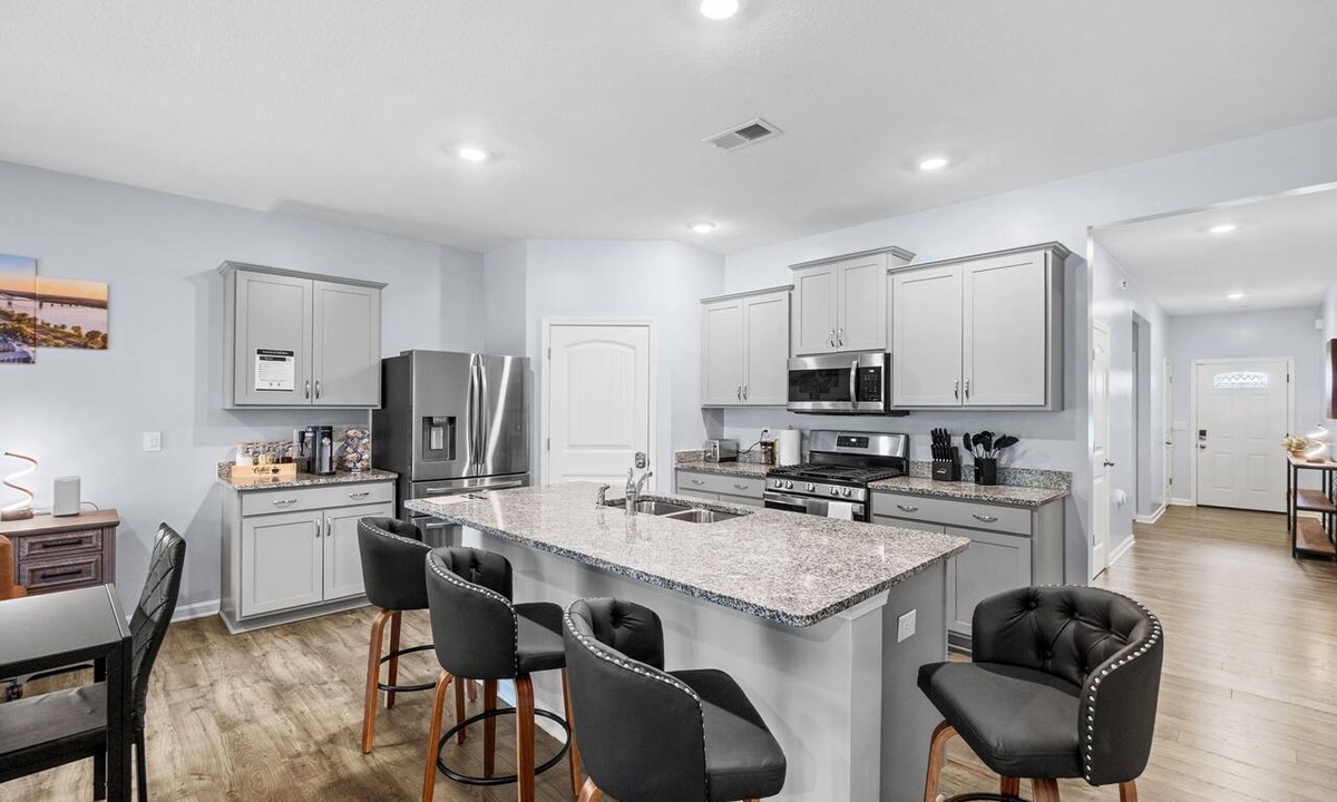 Southaven House | Memphis-Inspired 4BR Home w/Fireplace+Fast Wi-Fi+Close to all major attractions