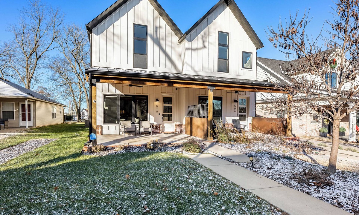 Downtown House | Modern Bentonville farmhouse townhome-3BR/3BA sleeps 6. Walk, bike or drive to Downtown Bentonville!