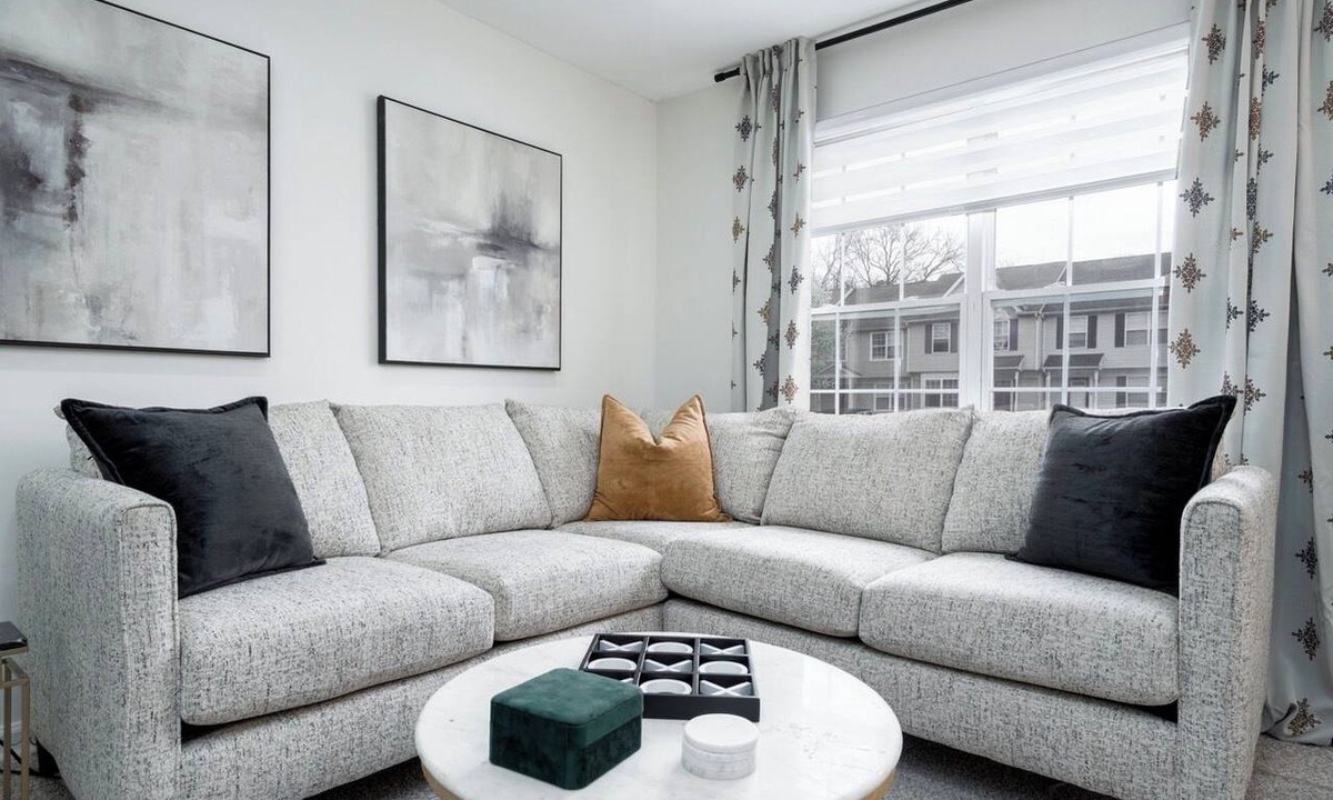 New Castle House | Modern Luxury Retreat 3BR/2.5 bath, 2 Decks, Near Christiana & Wilmington