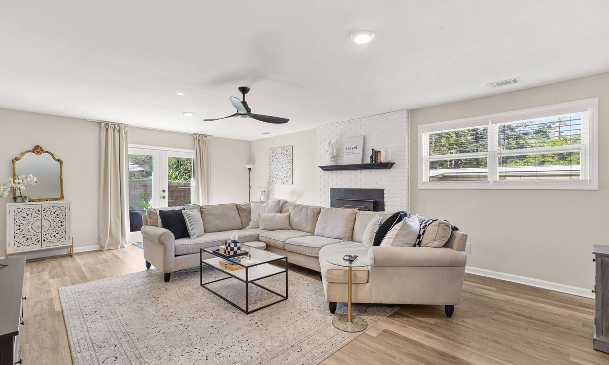 Savannah House | Modern Retreat - 9 Miles to Downtown - Game room