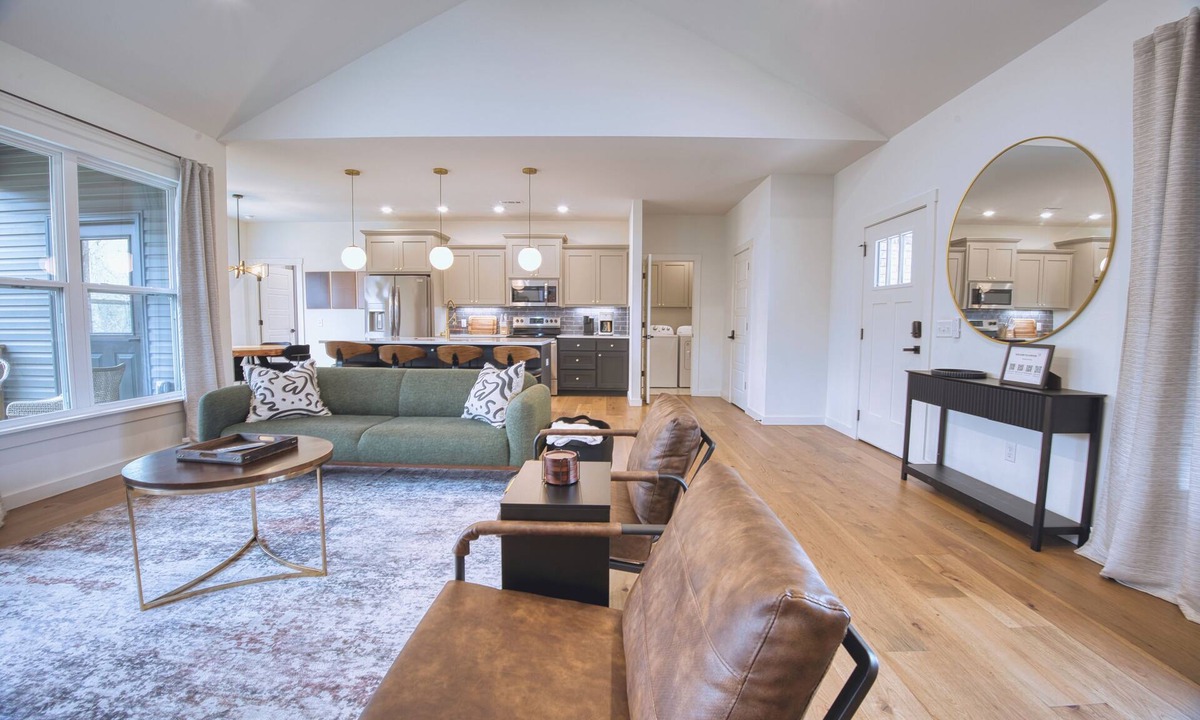 Bella Vista House | Modern Wooded Retreat | Corporate Housing | Fenced Yard, Pets OK | Near Back 40