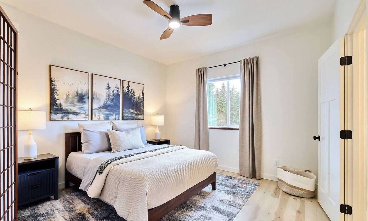 Diamond Ridge House | Mountain View Retreat in Homer - Entire House. Bright, Clean, Renovated Home.