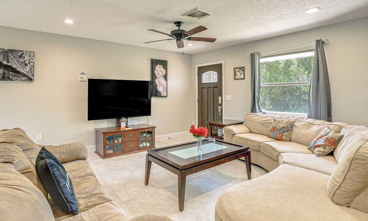 Englewood East House | Near Golf Courses! Cozy Family Home in Englewood