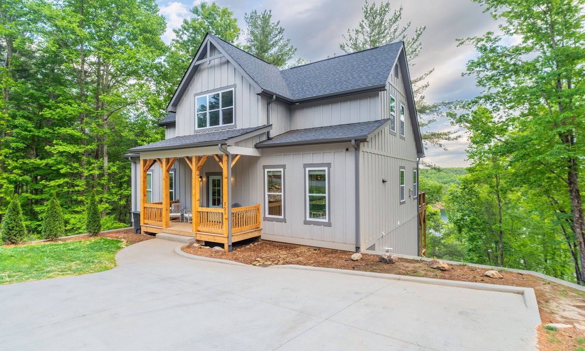 Nebo House | New four bedroom house with private dock on Lake James.