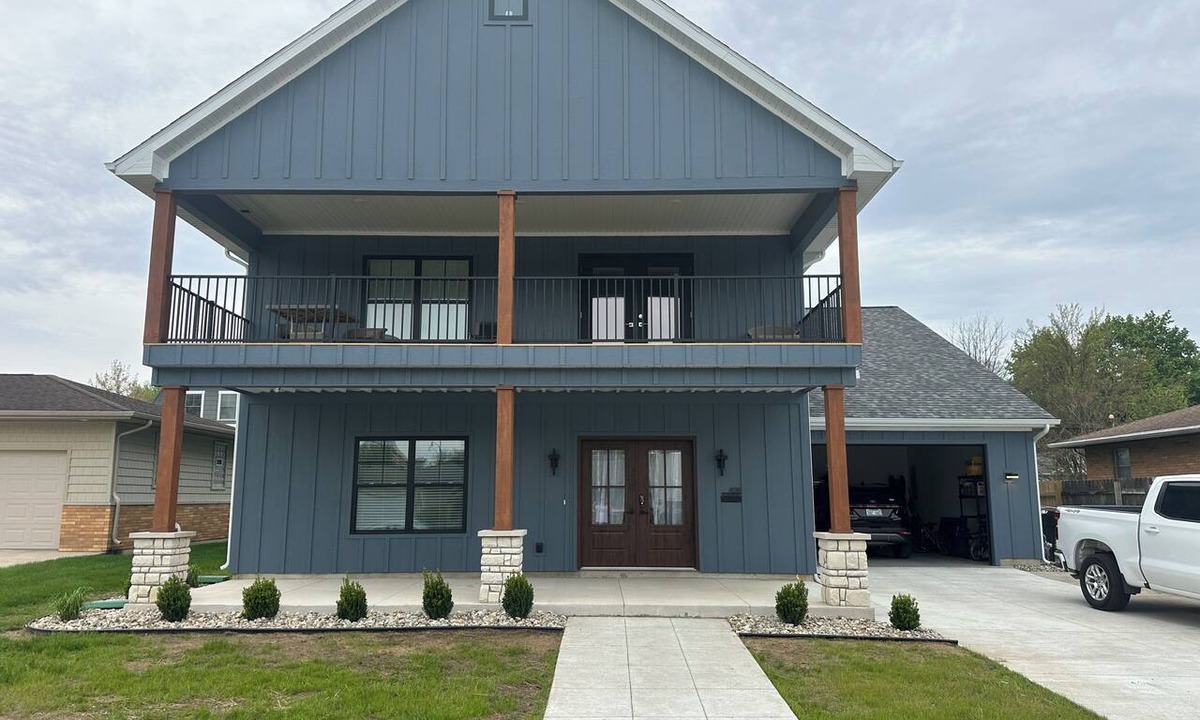 Harters Heights House | New Luxury 4-bedroom house with large 2nd story deck w large entertainment areas