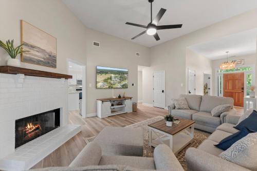 Rincon Apartment | NEW Southern Oaks Retreat Sleeps 8 in Luxury