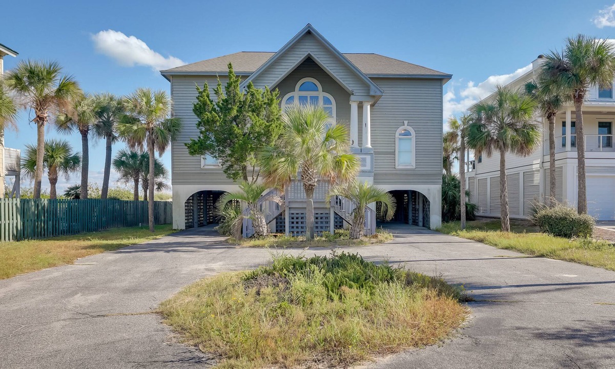 Isle of Palms House | OCEANFRONT/BEACHFRONT- 7 Bedroom House! One block from Restaurants and Shops!