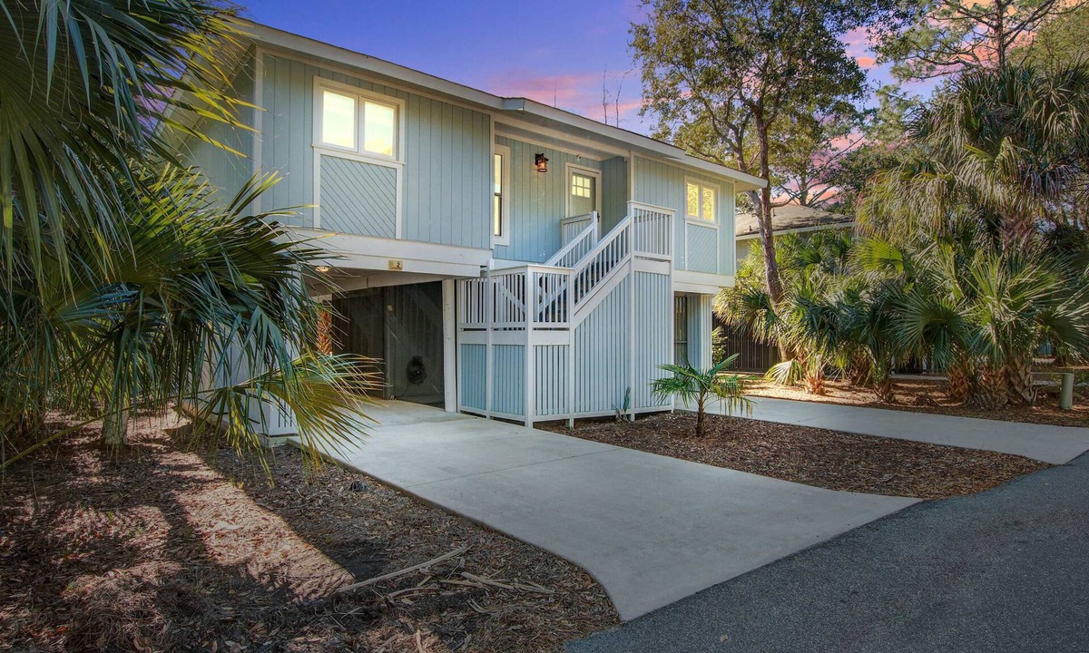Twin Oaks House | Palm-surrounded abode with screened-in balcony, chef's kitchen, smart TVs, & W/D