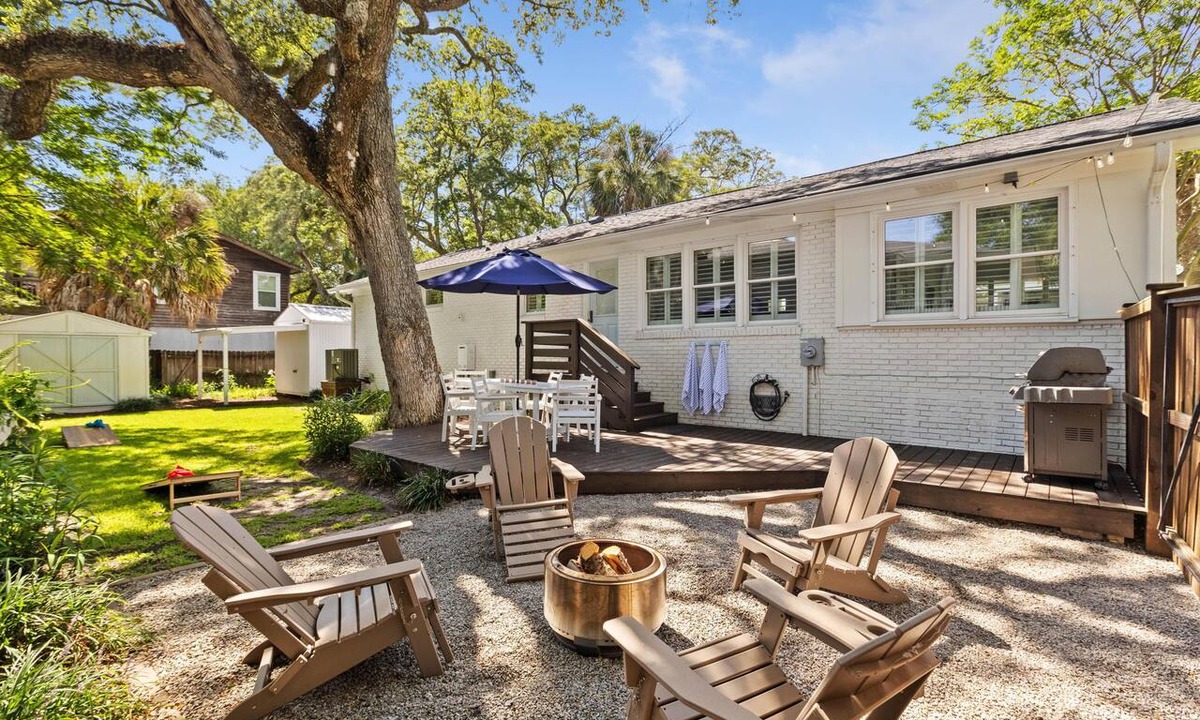 Isle of Palms House | Palms of Hart- 2 Blocks From Beach, Dog Friendly