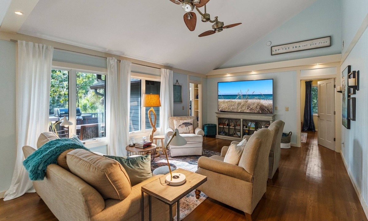 West Beach House | Paradise found Lagoon-front 3 min walk to Beach! 4BR/3.5BA Oceanwoods home.