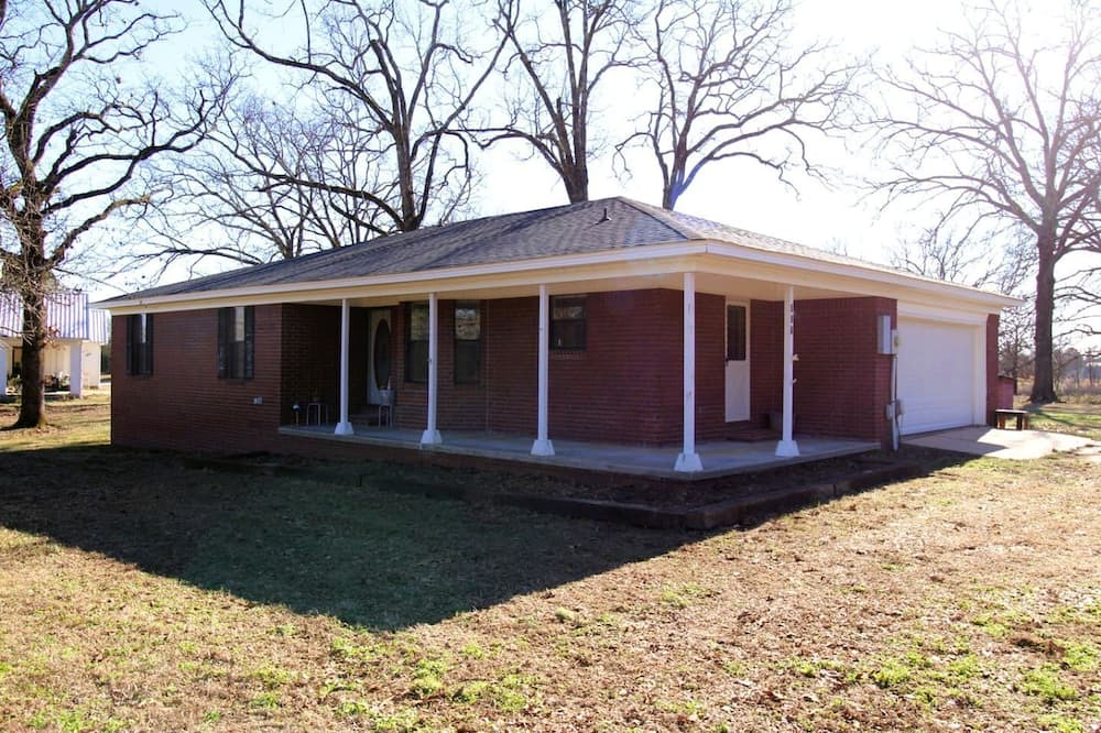 Ferndale House | Peaceful Retreat with Expansive Yards & Cozy Outdoor Spaces in Alexander, Arkansas