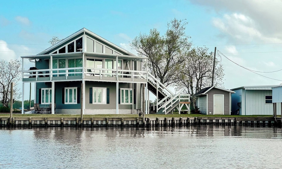 Gueydan House | Pelican Point Sunset Retreat/Lakefront Home