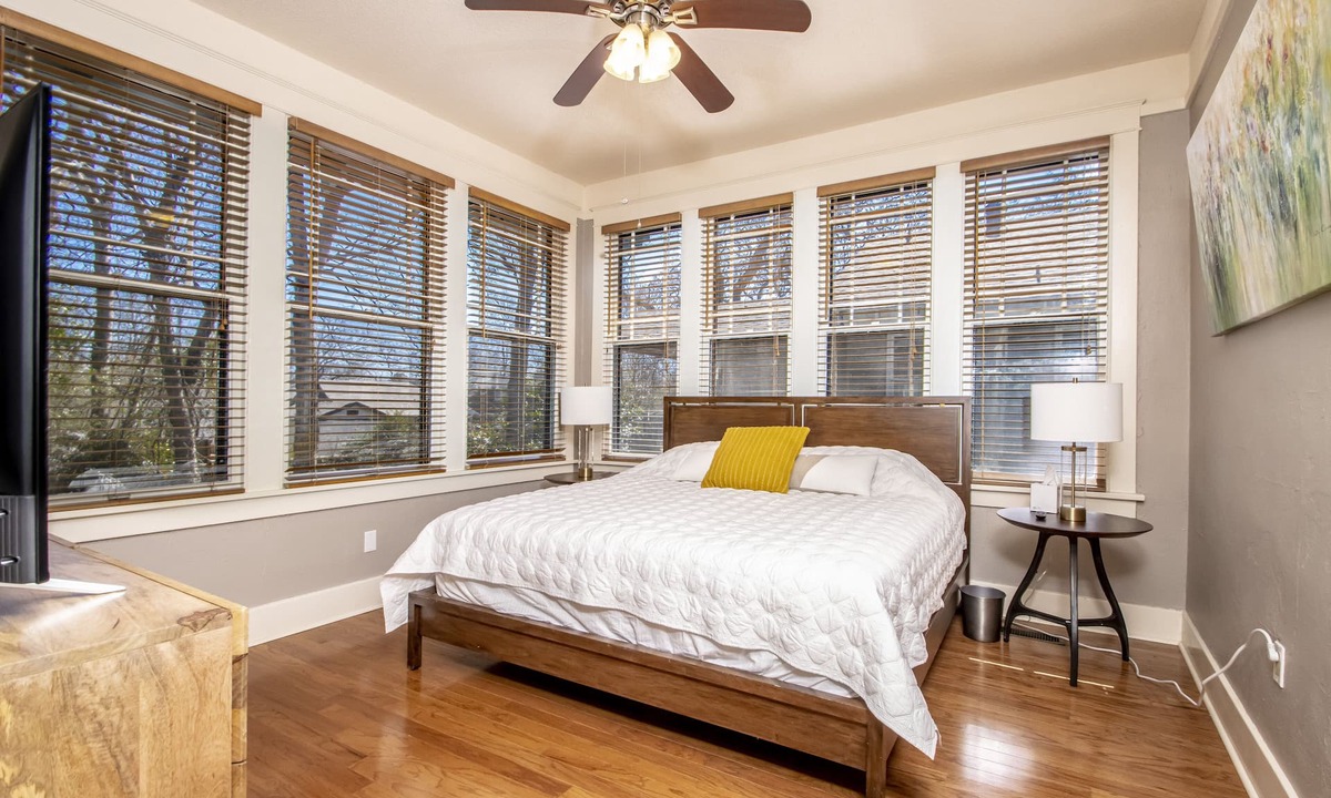 Capital View House | Pet/Family friendly, in/out dining, fenced yard, 30 day min