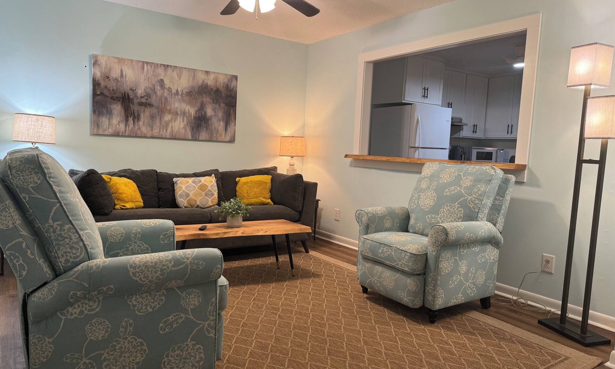 Mount Pleasant House | Pet Friendly Fenced 3 BR 2 bath House 5 mlles to IOP beach Shipyard Park 8 miles
