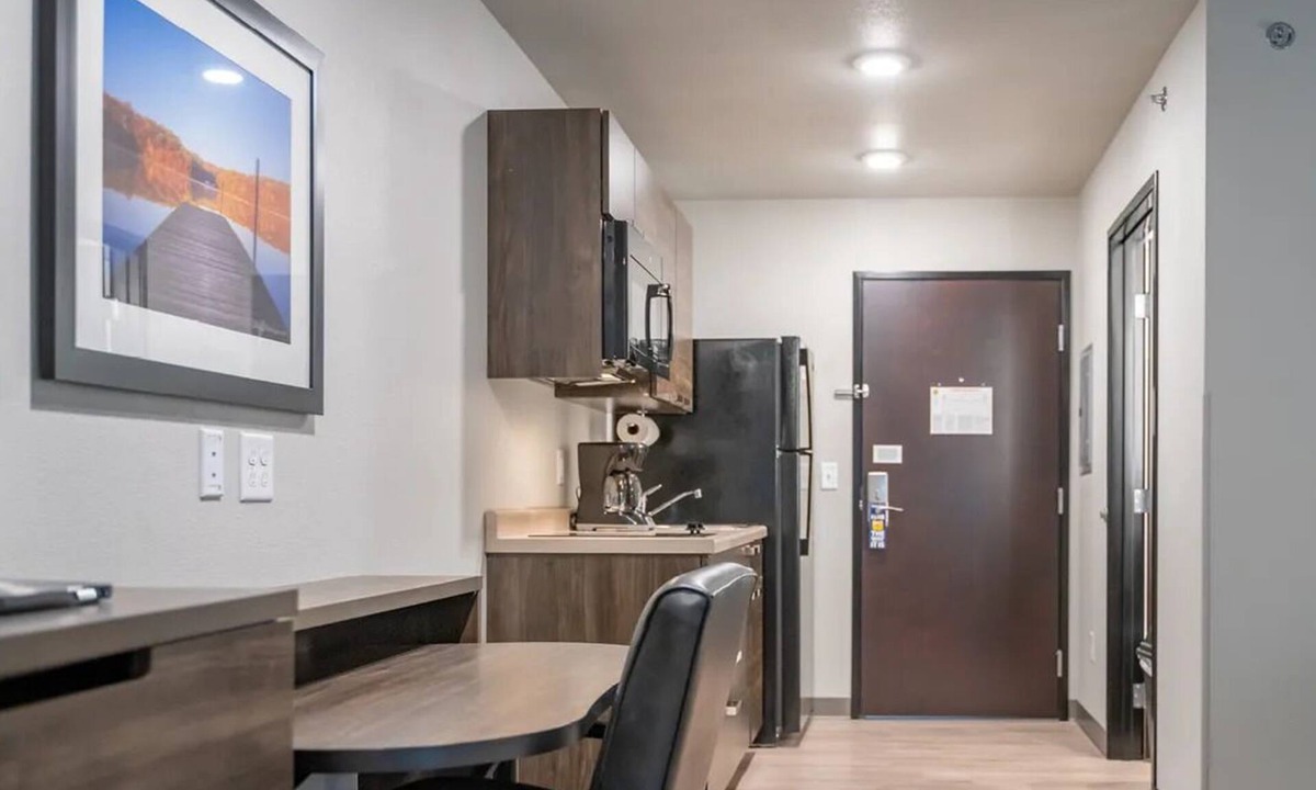 Pooler Hotel | Pet-Friendly Room w/Kitchen, Free Parking, Breakfast Available