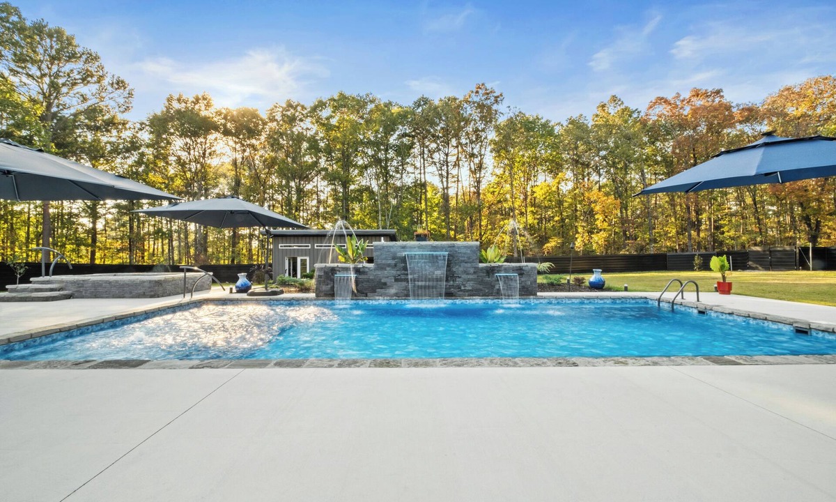 Royal House | Poolside Adults-Only Escape – Hot Tub, Fire Pit Near Lake Ouachita-Home 2