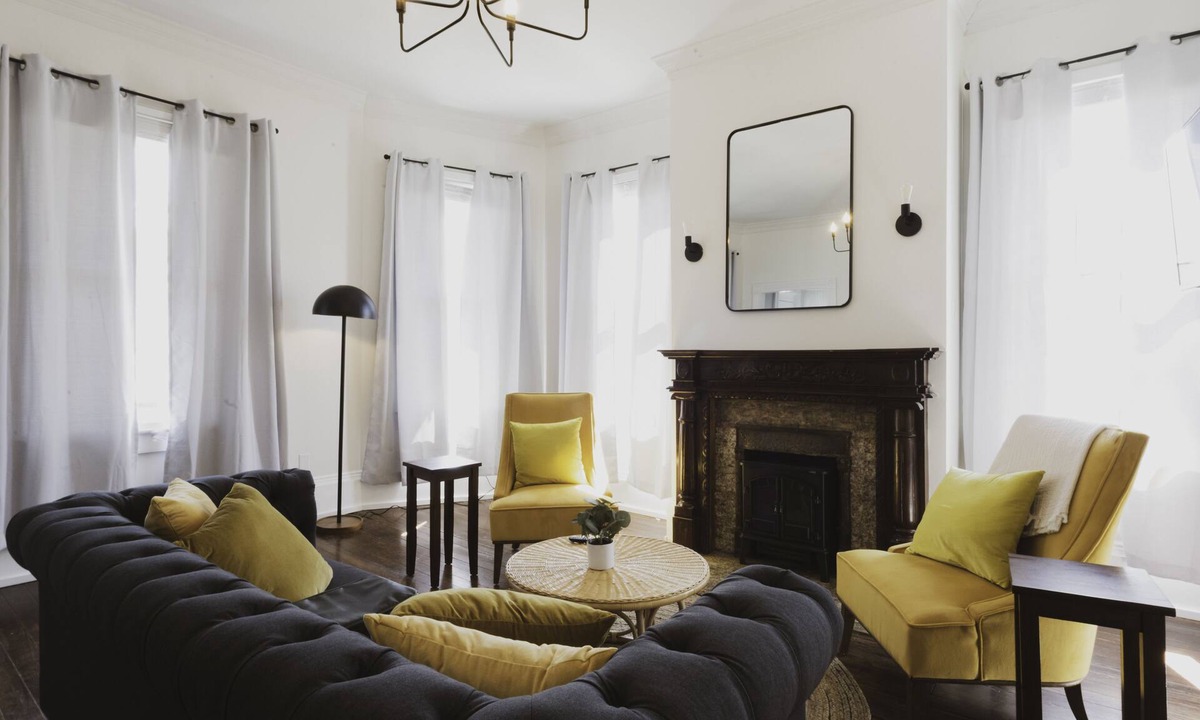 Savannah Victorian District House | Prime Location w/Balcony ★ Walk to Forsyth Park & Local Shops & Restaurants