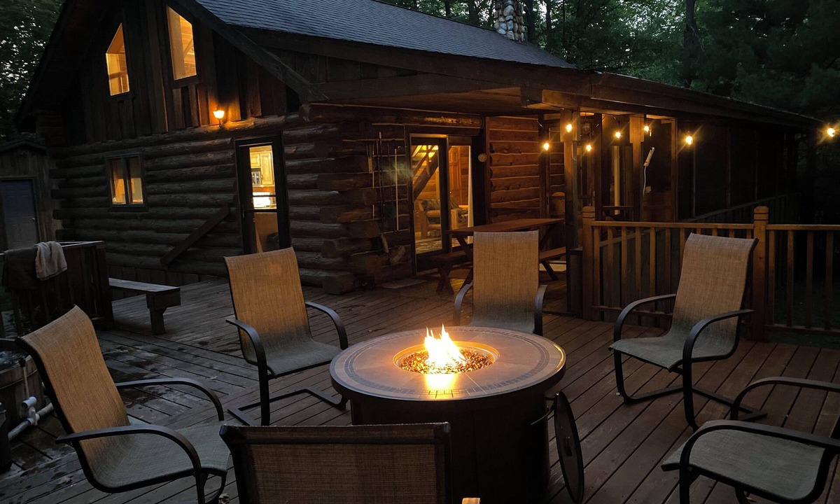 Hackensack Cabin | Private Trillium Lake Log Cabin-Sauna & Nature Escape