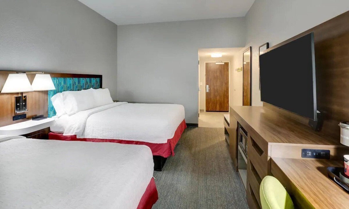 Polk Village Hotel | Quiet & Clean Room for Family with Pets | 1.9 Mi from Beaufort History Museum