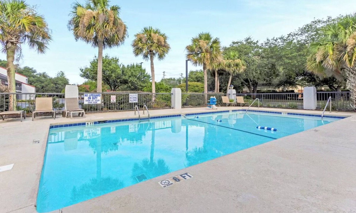 Charleston Hotel | Quiet Space for Charleston Adventures–Minutes from Local Gems