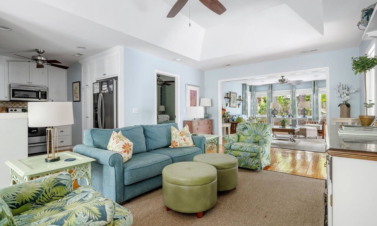 West Beach Cottage | Relaxing Coastal Stay with Shared Pool | La Mer