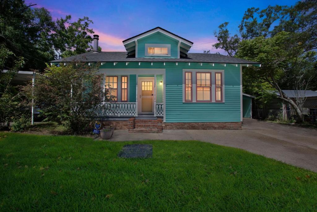 Gonzales House | Retro Revival with Modern Comfort - A Mid-Century Gem in Gonzales LA