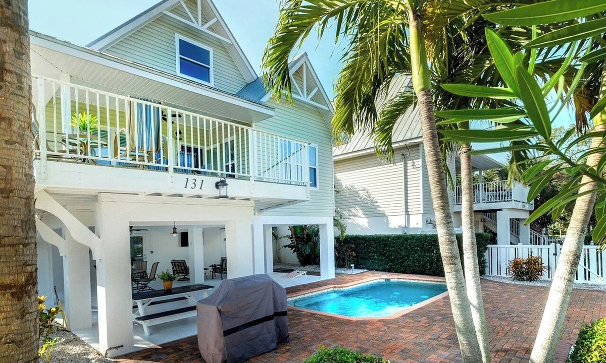 Holmes Beach House | Ride the Tide – Heated Pool Home | Steps to Holmes Beach | Heated Pool | Free WIFI & Trolley , NO Roads to Cross, Dog*(See Note)Allow