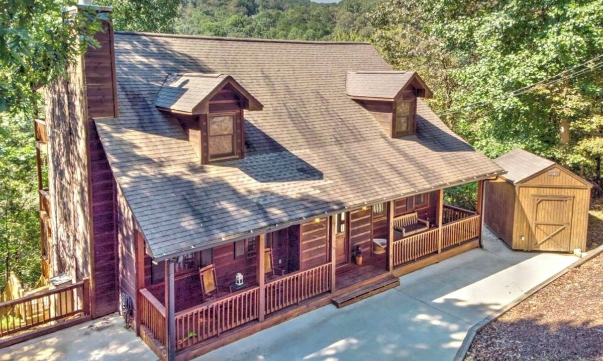 Ellijay Cabin | Riverfront Mtn Retreat Hot Tub/Fireplaces/King Beds/Tubing/Fishing/Spacious