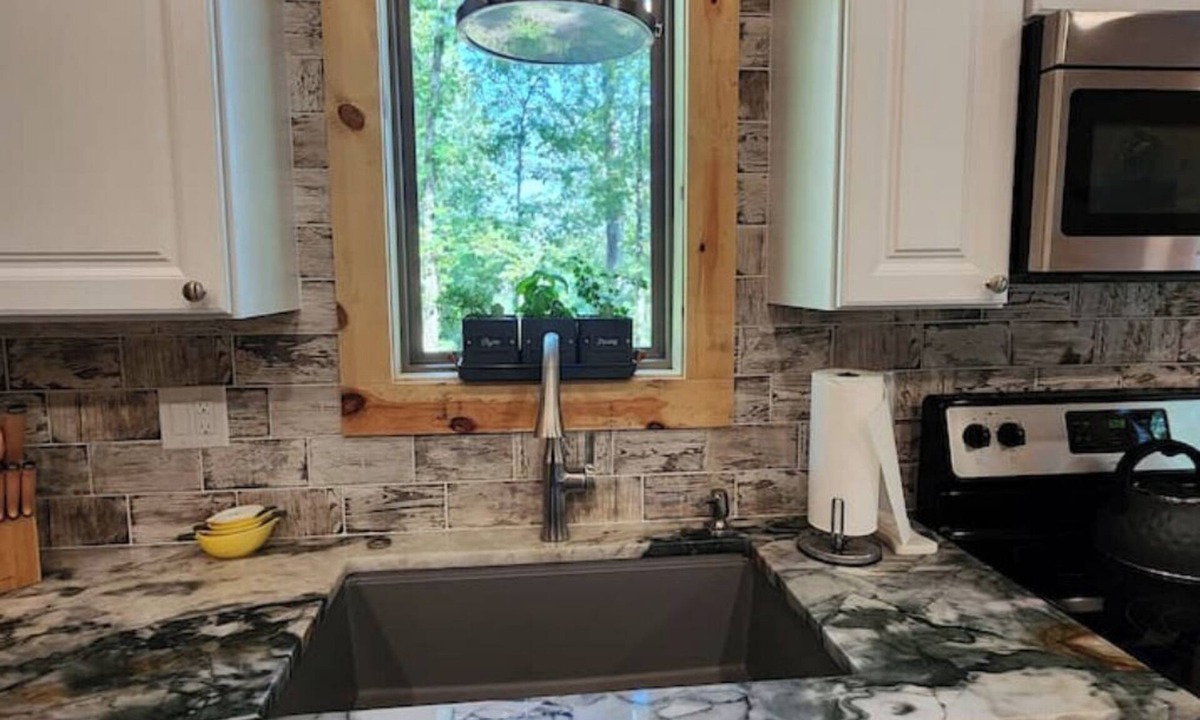 Amity Cabin | Rustic Comfort Cabin Diamond in The Ripple- Hot