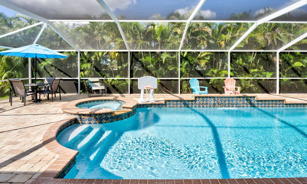 Jacarandas House | Sea La Vie 4BR Pool Home w/Hot Tub Near Downtown Fort Myers + Fenced Yard