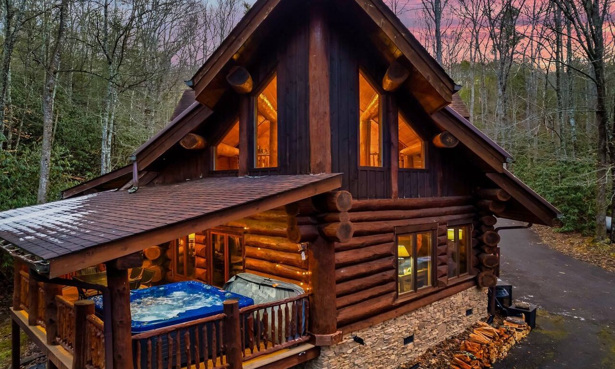 Pittman Center Cabin | Secluded Streamside Retreat | Hot Tub, Fire Pit. 4 King Suites Sleeps 12