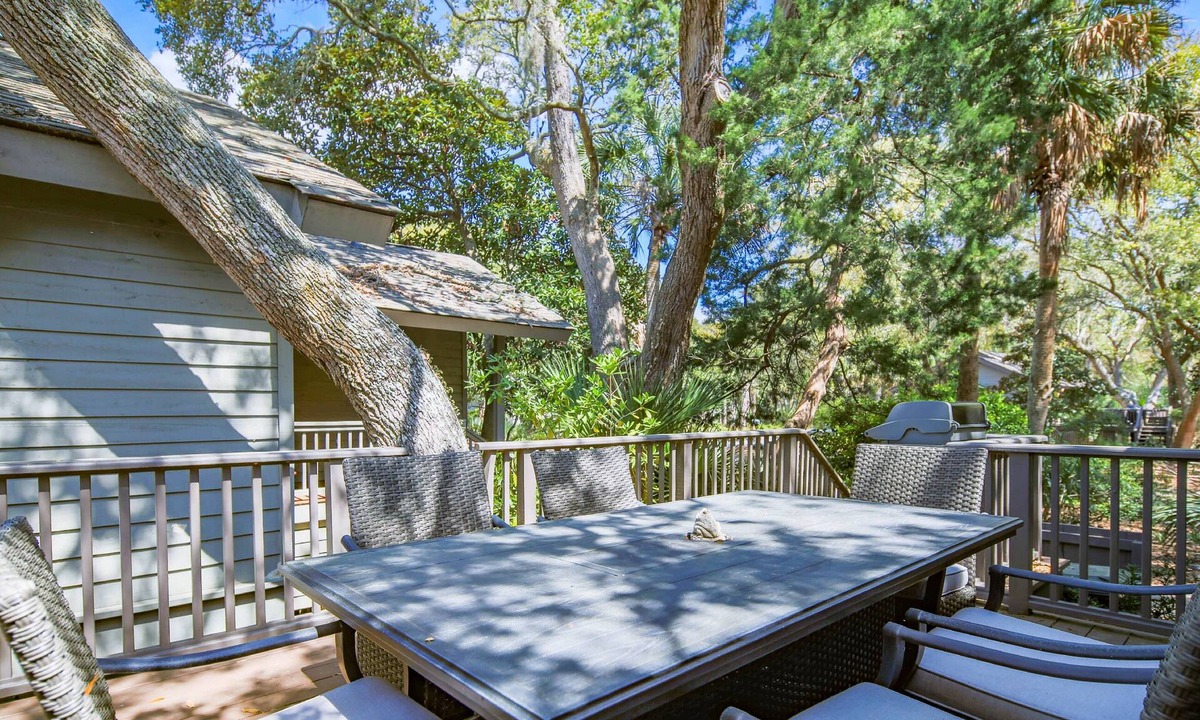 West Beach House | Slow Down & Reconnect in Renovated, Dog-Friendly Cottage, Four Minutes to Beach w/Great Back Dec